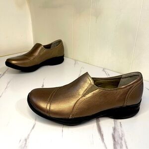 Clarks In Motion Walking Shoes Women’s 9.5 Bronze Leather Comfy Loafers Slip On